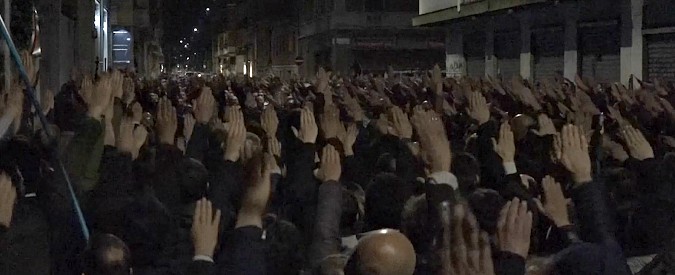Copertina di Milano, braccia alzate e saluto romano alla commemorazione per Sergio Ramelli. Due feriti negli scontri