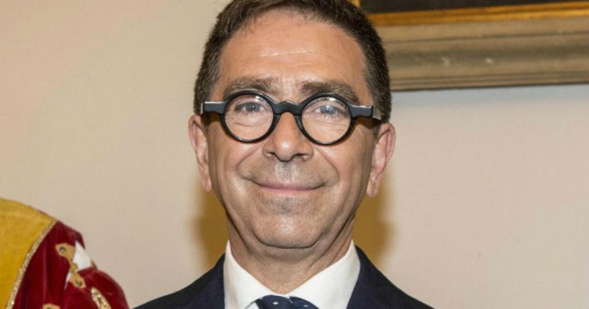 “Ho fatto pipì con Francesca Manzini, sono caduto dalla bici e no, non ho avuto risvegli ormonali. Il Grande Fratello? Non ci andrei mai, esiste un confine oltre il quale non si va”: parla Pino Strabioli