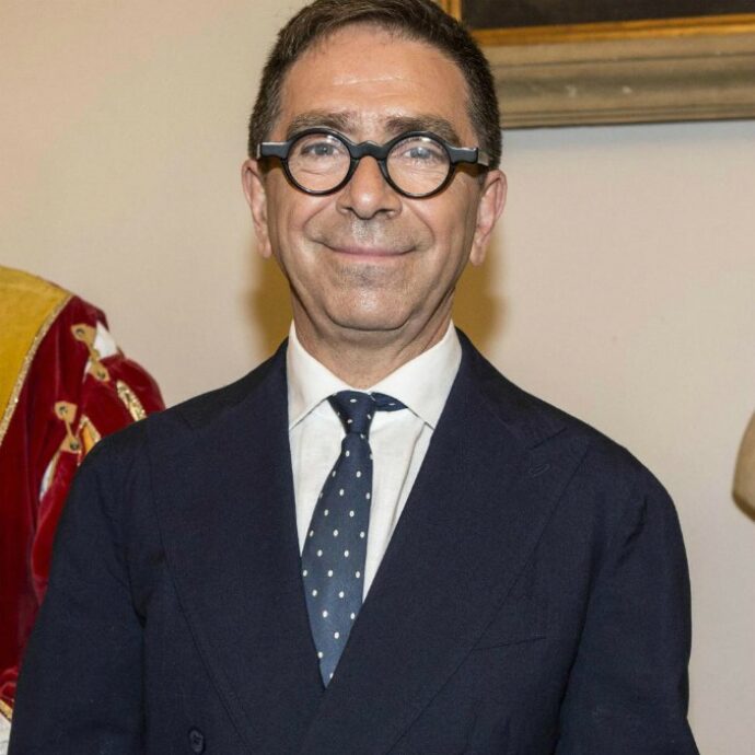“Ho fatto pipì con Francesca Manzini, sono caduto dalla bici e no, non ho avuto risvegli ormonali. Il Grande Fratello? Non ci andrei mai, esiste un confine oltre il quale non si va”: parla Pino Strabioli