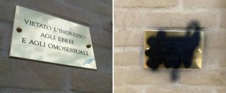 Copertina di Livorno, imbratta il divieto di ingresso ad ebrei ed omosessuali. Ma è un’opera “provocazione”. E l’artista la lascia così