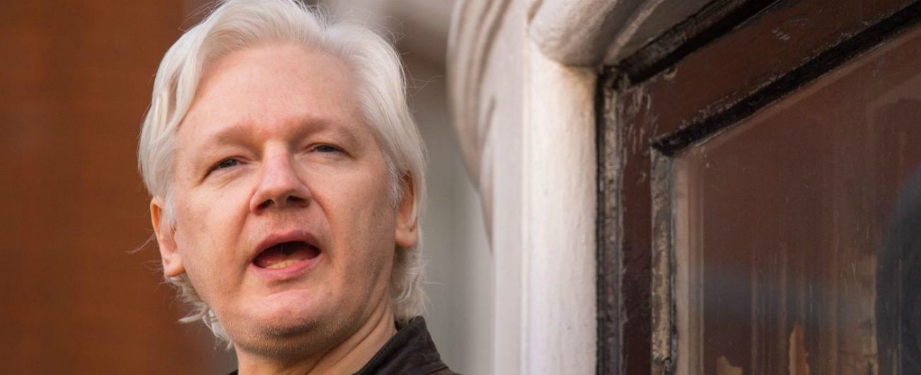 Julian Assange, 50 settimane di reclusione per violazione della libertà provvisoria