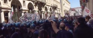 Copertina di Torino, polizia contro il corteo No Tav. Il video della carica e delle manganellate: “Un’aggressione a freddo”
