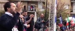 Copertina di Salvini contestato a Tivoli, lui sfotte dal palco: “Mi fate tenerezza, con il lavoro non c’entrate nulla”
