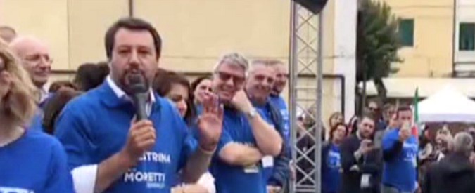 Copertina di Roma, Salvini ironico al comizio: “Non parlo di Raggi sennò qualcuno si offende, a Roma non ci sono né topi né buche”