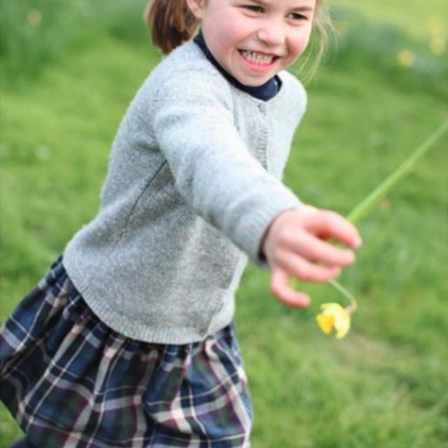 Principessa Charlotte, la figlia di William e Kate compie 4 anni: le foto del compleanno scattate dalla mamma