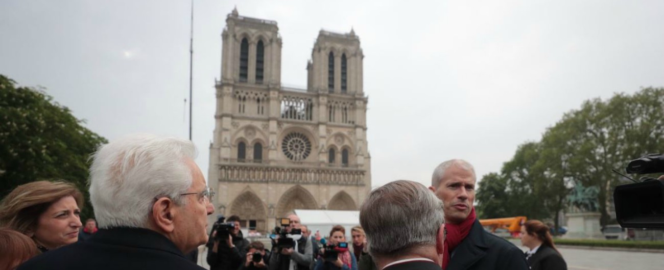 Mattarella visita Notre-Dame: “Qui per testimoniare amicizia alla Francia. Europa sia riconoscente ai Vigili del Fuoco”