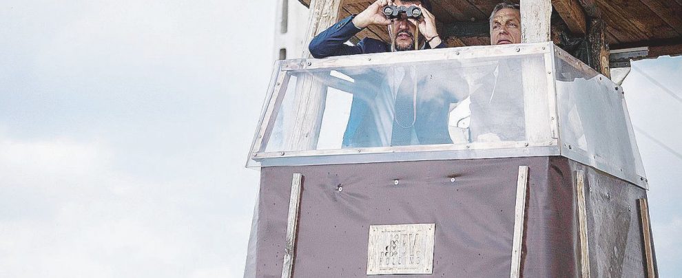 Vedette - Salvini insieme a Orbán su una torretta di osservazione al confine tra Ungheria e Serbia - Ansa Salvini furibondo ma non “s’impicca” al sottosegretario