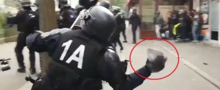 Copertina di Gilet gialli, poliziotto lancia un blocco di pietra contro i dimostranti: il video durante gli scontri a Parigi