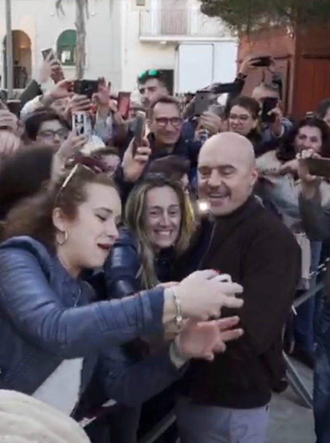 Copertina di “Il commissario Montalbano”, Luca Zingaretti è sul set per le riprese delle nuove puntate ed è preso d’assalto dai fan: ecco cosa è successo