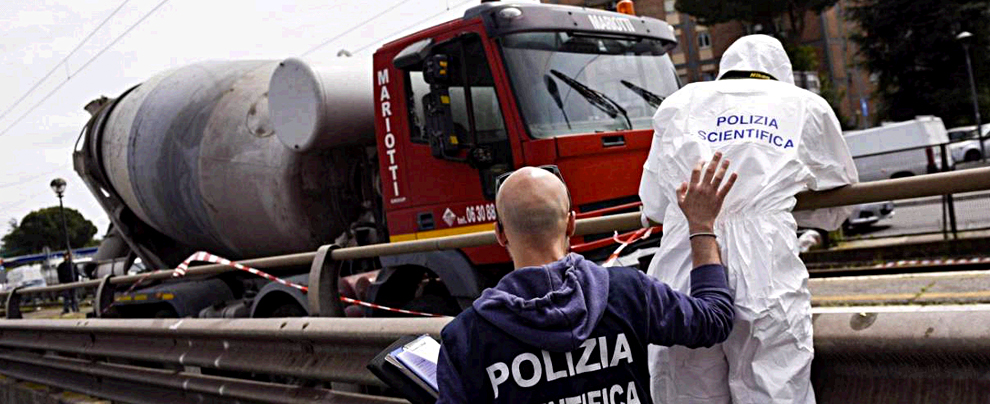 Roma, conducente di una betoniera perde il controllo e travolge 20 auto: cinque feriti gravi