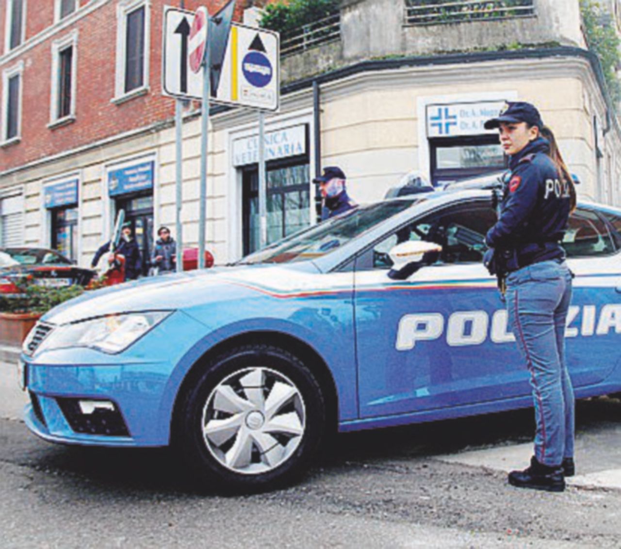 Impediscono alla figlia sospesa di entrare a scuola, la madre aggredisce a calci e pugni la prof