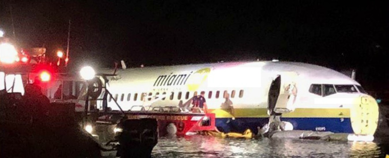 Florida, Boeing va fuori pista e finisce nel fiume: tutti i 143 passeggeri sono salvi