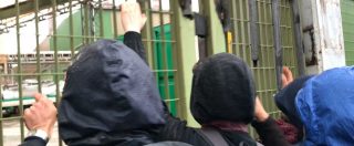 Copertina di Taranto, tensione davanti ai cancelli dell’ex Ilva. Lanci di fumogeni e bottiglie contro la polizia