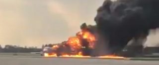 Copertina di Mosca, aereo di linea va a fuoco durante un atterraggio d’emergenza: almeno 13 morti, 6 feriti e decine di dispersi