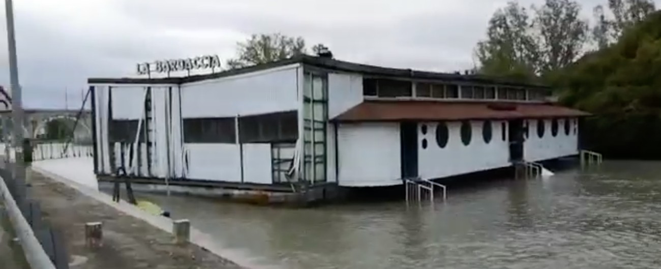 Copertina di Maltempo, ristorante galleggiante rompe gli ormeggi a Peschiera. La Barcaccia alla deriva lungo il Mincio