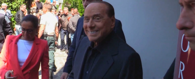 Copertina di Berlusconi esce dall’ospedale: “Ho pensato di essere arrivato alla fine, ma eccomi qua”. Poi attacca il governo