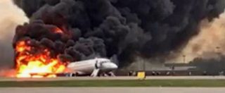 Copertina di Mosca, aereo di linea va a fuoco durante un atterraggio di emergenza: 41 morti