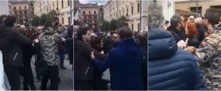 Copertina di Avellino, proteste al comizio di Salvini. Tensione fuori dal teatro tra urla e spintoni: “Te ne devi andare”