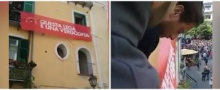 Copertina di Comizio di Salvini a Salerno, i poliziotti fanno togliere a una signora lo striscione contro la Lega