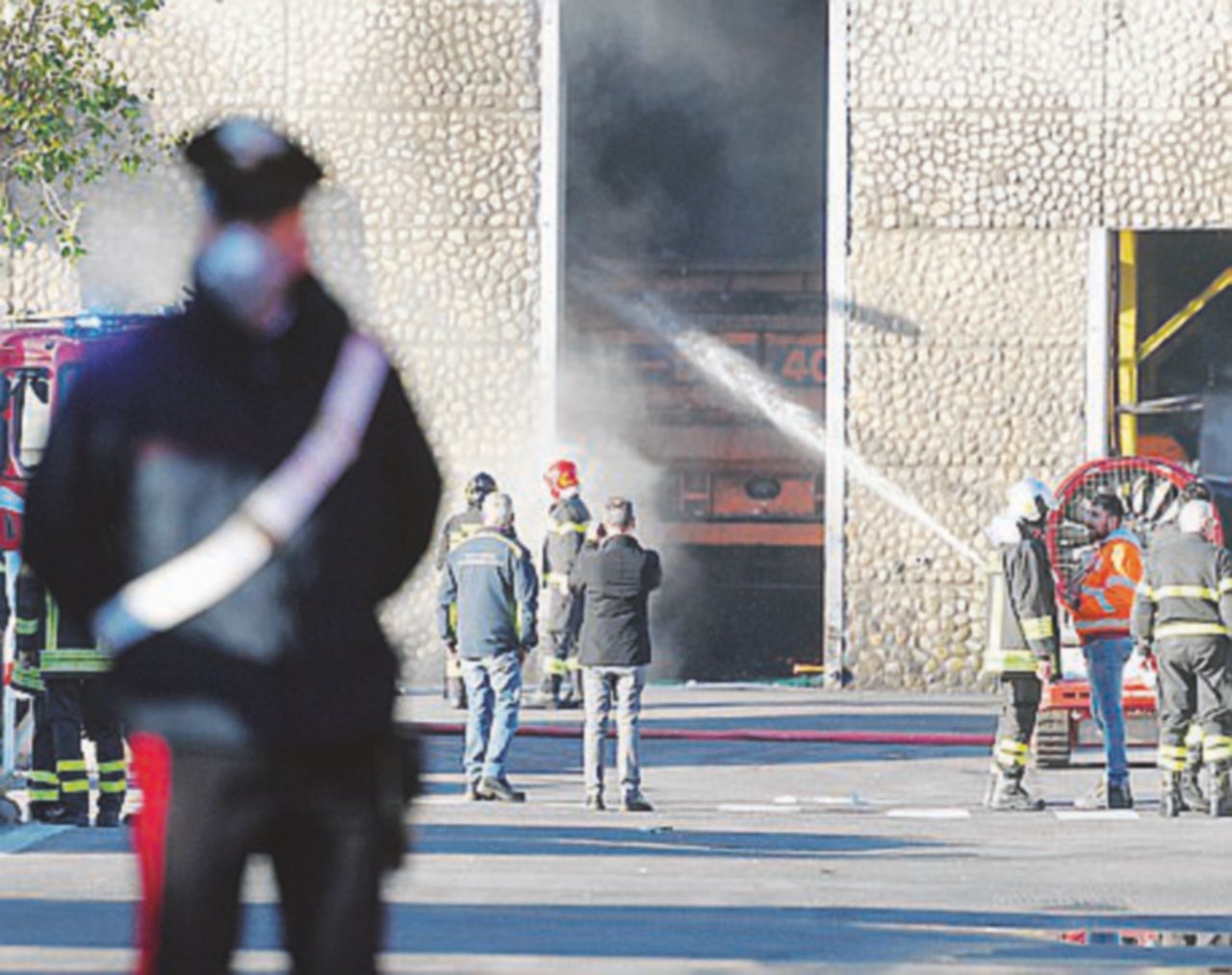 Copertina di Rogo di dicembre al Tmb Salario, indagati tre vigilanti addetti ai controlli nel centro per rifiuti