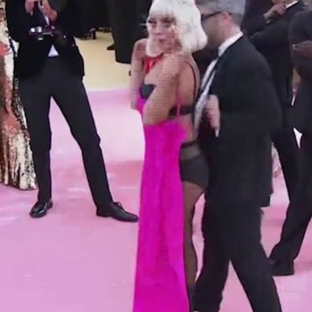 Lady Gaga show, la cantante protagonista di uno strip tease sulla scalinata del Met Gala: si sfila tre abiti e poi resta in mutandine