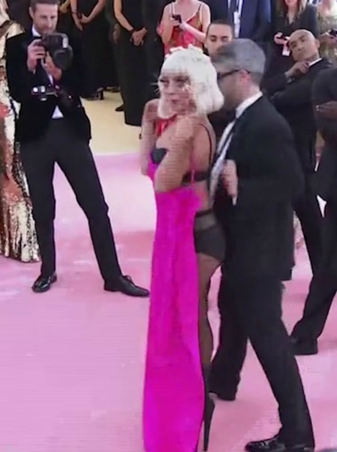 Copertina di Lady Gaga show, la cantante protagonista di uno strip tease sulla scalinata del Met Gala: si sfila tre abiti e poi resta in mutandine