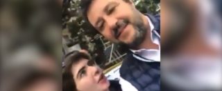 Finge di fare il selfie con Salvini, poi: “Non siamo più terroni di m***?”. Lui si arrabbia e fa intervenire la digos