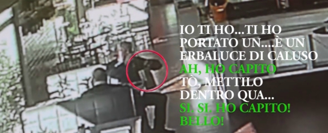 Copertina di Tangenti a Milano, le intercettazioni e l’incontro al bar: “Ti ho portato una bottiglia di vino. Manca solo… mille”