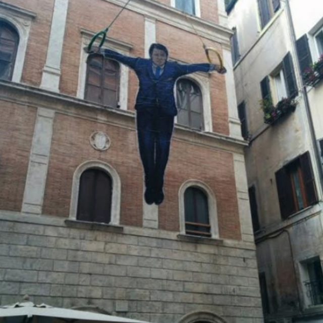 Conte in equilibrio sugli anelli nel centro di Roma: l’opera di street art subito rimossa