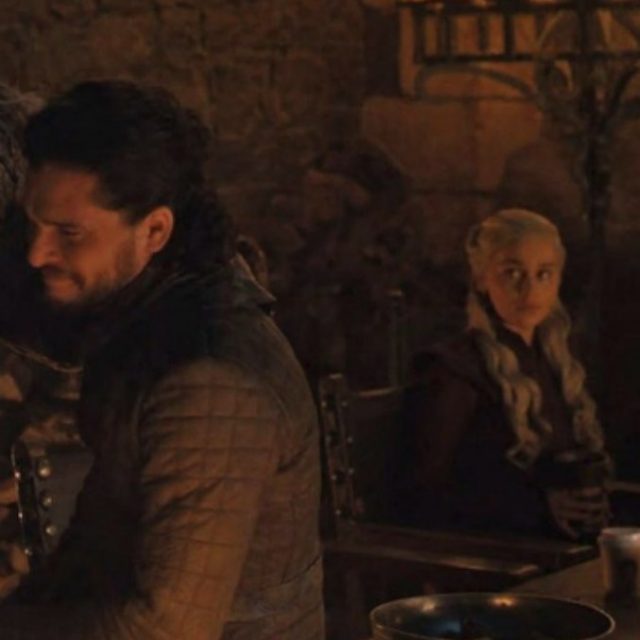 Game of Thrones, una tazza di Starbucks compare in una scena della serie tv: un errore gigantesco o un’operazione studiata?