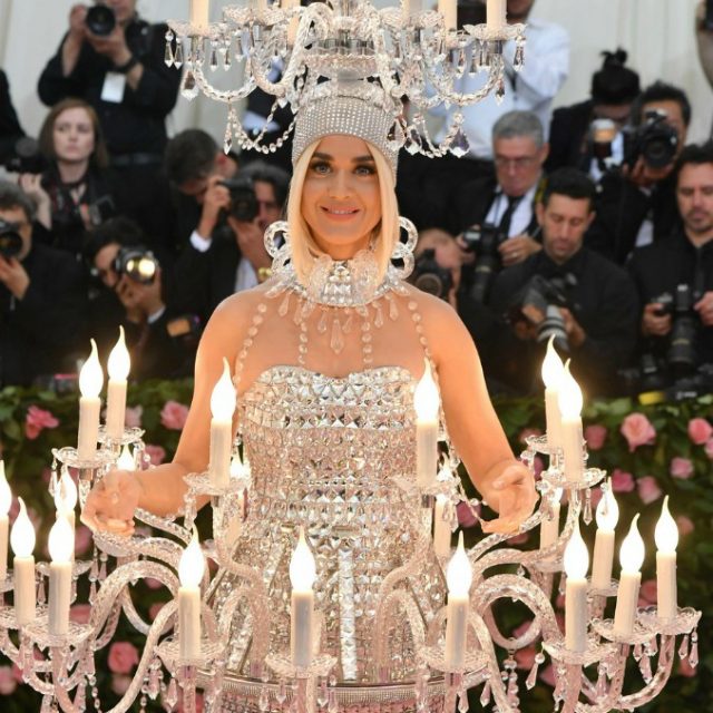 Met Gala, da Lady Gaga che fa lo strip-tease a Katy Perry in versione lampadario: i look più stravaganti sul red carpet – FOTO
