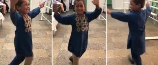 Copertina di Afghanistan, la danza di gioia del piccolo Ahmed quando riceve il piede artificiale: il video della Croce Rossa emoziona
