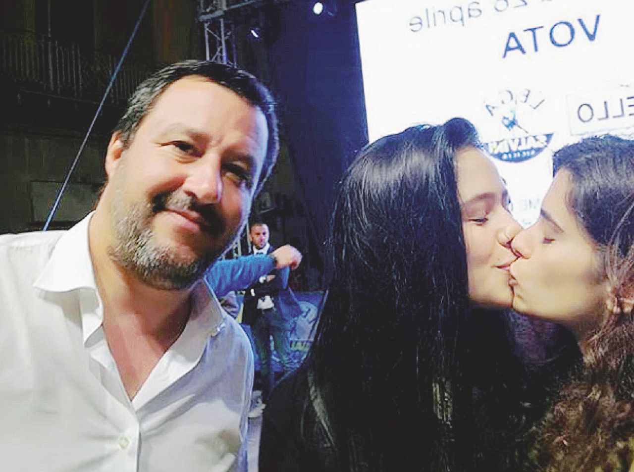 La rivolta del selfie: legittima difesa social contro Salvini