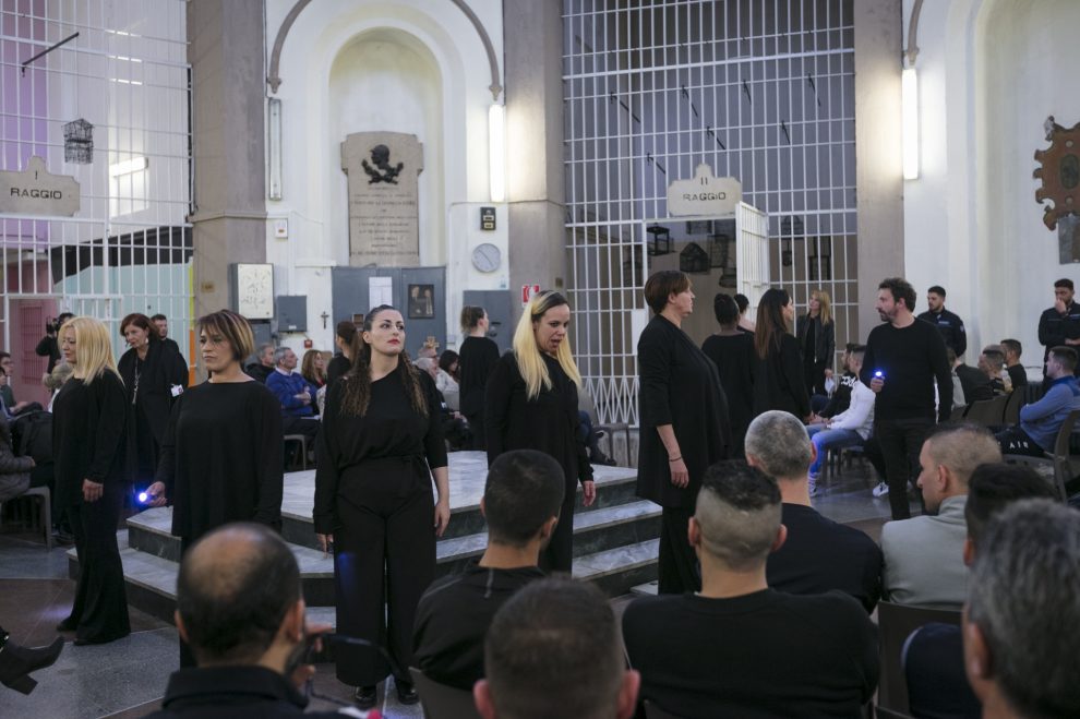 Andrea Bianconi e le attrici detenute della compagnia teatrale Cetec di Donatella Massimilla e Gilberta Crispino