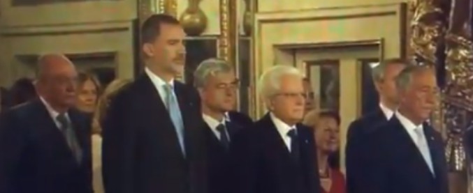 Copertina di La gaffe al teatro San Carlo: suonato l’inno franchista davanti ai reali spagnoli. Il re Felipe VI impassibile accanto a Mattarella