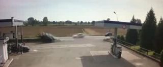 Copertina di Lodi, il volo del suv Jaguar sulla siepe: il video dell’incidente ripreso dalle telecamere di una stazione di servizio