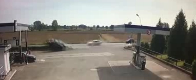 Copertina di Lodi, il volo del suv Jaguar sulla siepe: il video dell’incidente ripreso dalle telecamere di una stazione di servizio