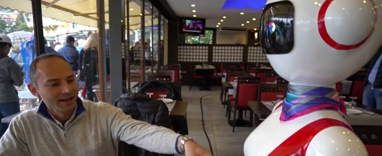 Copertina di Nel bar di Rapallo che fu il buen ritiro di Hemingway arrivano Greta e Federica, due cameriere-robot per il servizio al tavolo