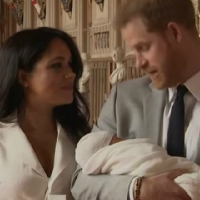 Royal baby, l’emozione di Harry e Meghan Markle che presentano il figlio: “Da chi ha preso? Non lo sappiamo”