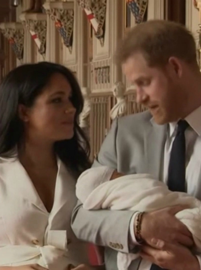 Copertina di Royal baby, l’emozione di Harry e Meghan Markle che presentano il figlio: “Da chi ha preso? Non lo sappiamo”
