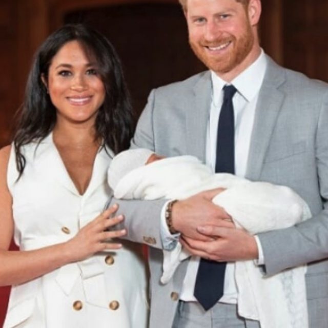 Royal baby, Meghan Markle pubblica una nuova foto di Archie ma ai fan non sfugge un dettaglio