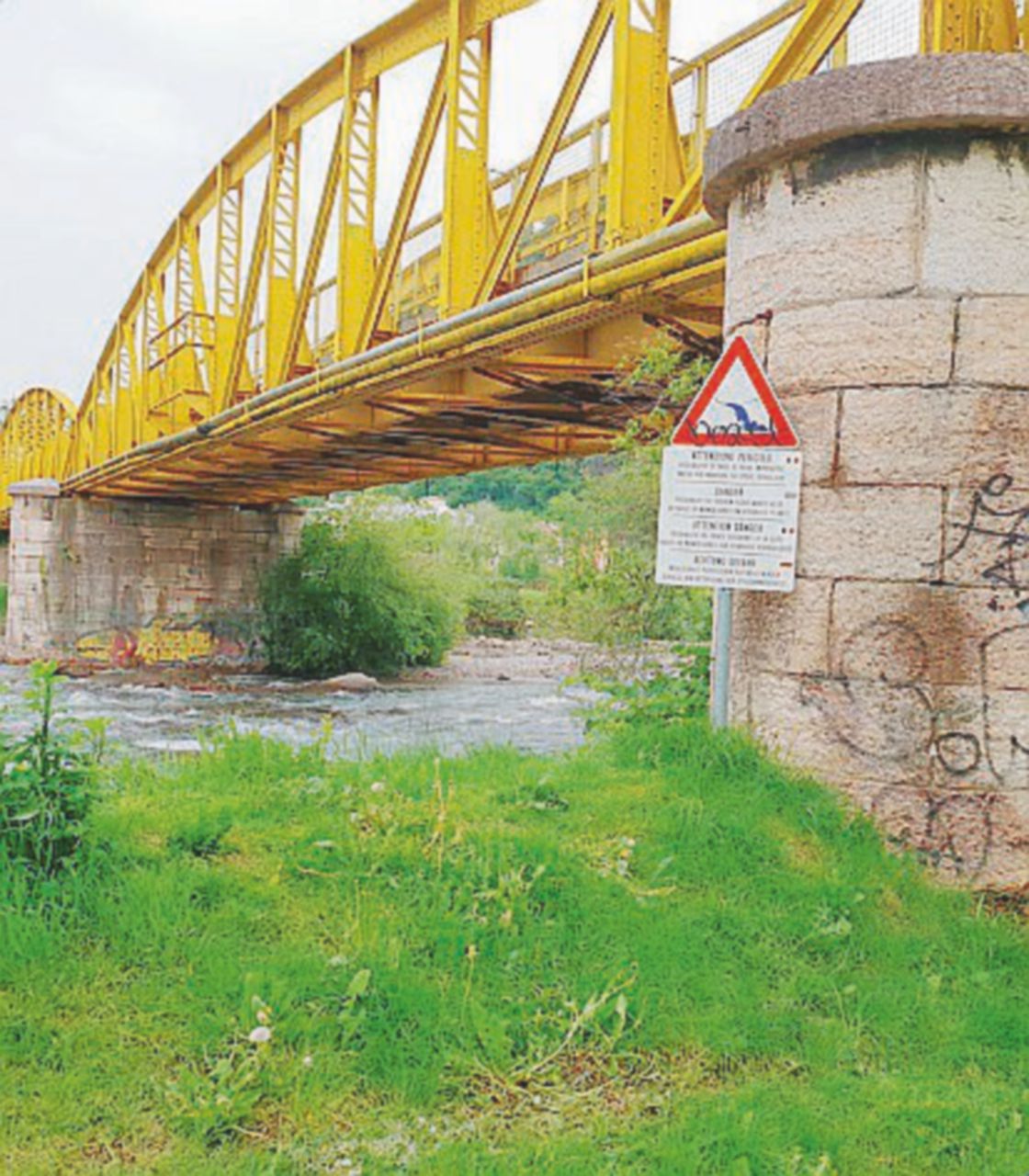15enne stuprata in centro, caccia a due aggressori: “Li prenderemo”