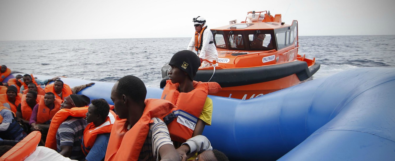 Migranti, Marina ne soccorre 40 al largo della Libia. Salvini: “Io porti non ne do”