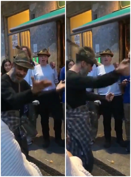 Copertina di Milano “invasa” da 500mila penne nere. E in centro spunta l’alpino-direttore d’orchestra: la sua performance tra acuti e camicie a quadrettoni