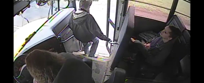 Copertina di Lo studente scende dal bus, ma sulla destra arriva un’auto in corsa: così l’autista lo salva dall’impatto