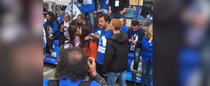 Copertina di Salvini nella trappola del finto selfie: due ragazze si baciano e un ragazzo tenta di baciarlo. E il ministro reagisce così