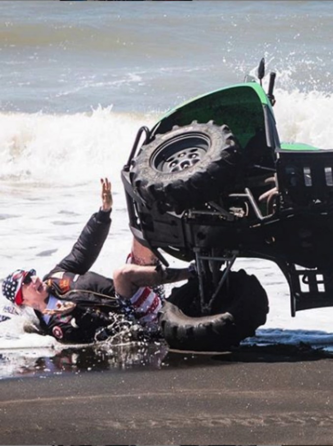 Copertina di J-Ax si ribalta con il suo quad sulla spiaggia di Ostia: ecco cosa è successo
