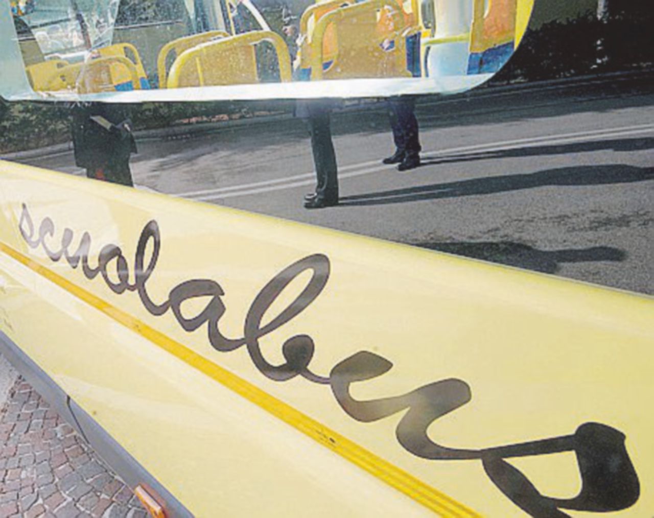 Due ragazzine al compagno sullo scuolabus: “I  negri  siedono davanti”. Ma poi il paese si ribella