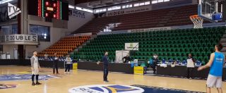 Copertina di Basket, Pozzecco fa l’allenatore ma è ancora in forma nel tiro da 3 punti: ecco come finisce la sfida contro il suo giocatore