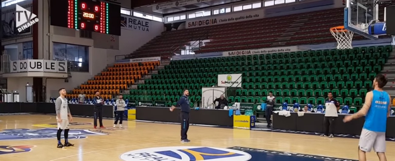 Copertina di Basket, Pozzecco fa l’allenatore ma è ancora in forma nel tiro da 3 punti: ecco come finisce la sfida contro il suo giocatore
